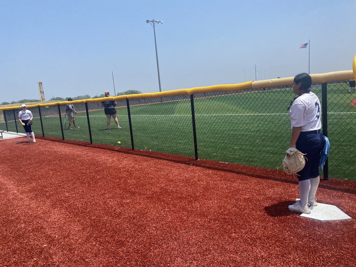 HondoSoftball's tweet photo. 🥎🎉🦉💙Game 2 of District 29-4A Area playoffs today at 1pm in Robstown.

Stay updated here on Haba Facebook and help cheer on our Owls as they take on La Féria 🥎🎉🦉💙 https://t.co/hp4S3tI0Y0