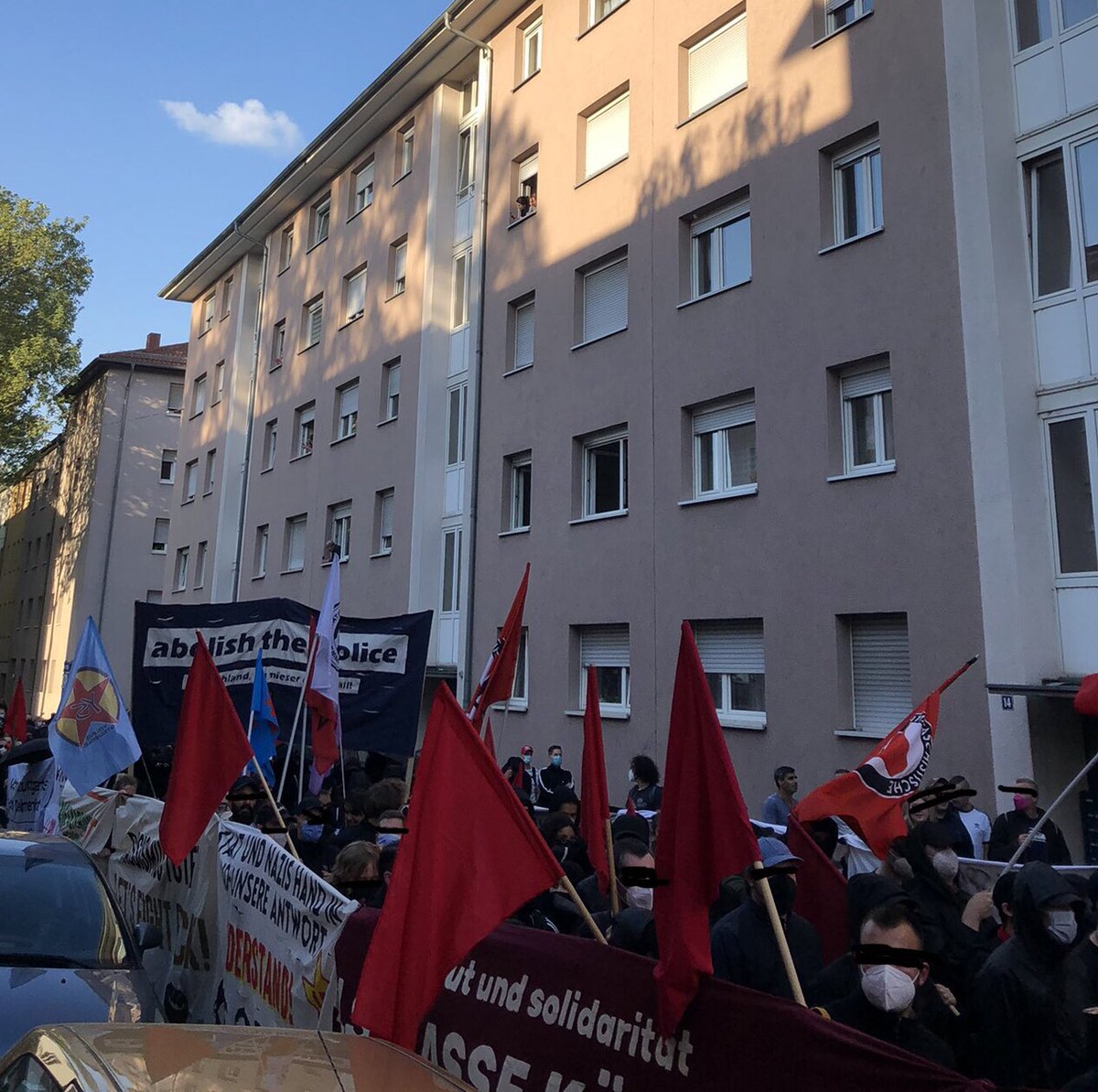 iLfrankfurt's tweet photo. Auf der wütenden Demo in #Mannheim fordern wir lückenlose Aufklärung, ein Ende der #Polizeigewalt und die Abschaffung der #Polizei! 
#KeinEinzelfall https://t.co/9BOlUEeKPx