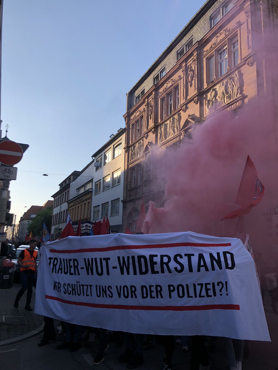 iLfrankfurt's tweet photo. Auf der wütenden Demo in #Mannheim fordern wir lückenlose Aufklärung, ein Ende der #Polizeigewalt und die Abschaffung der #Polizei! 
#KeinEinzelfall https://t.co/9BOlUEeKPx
