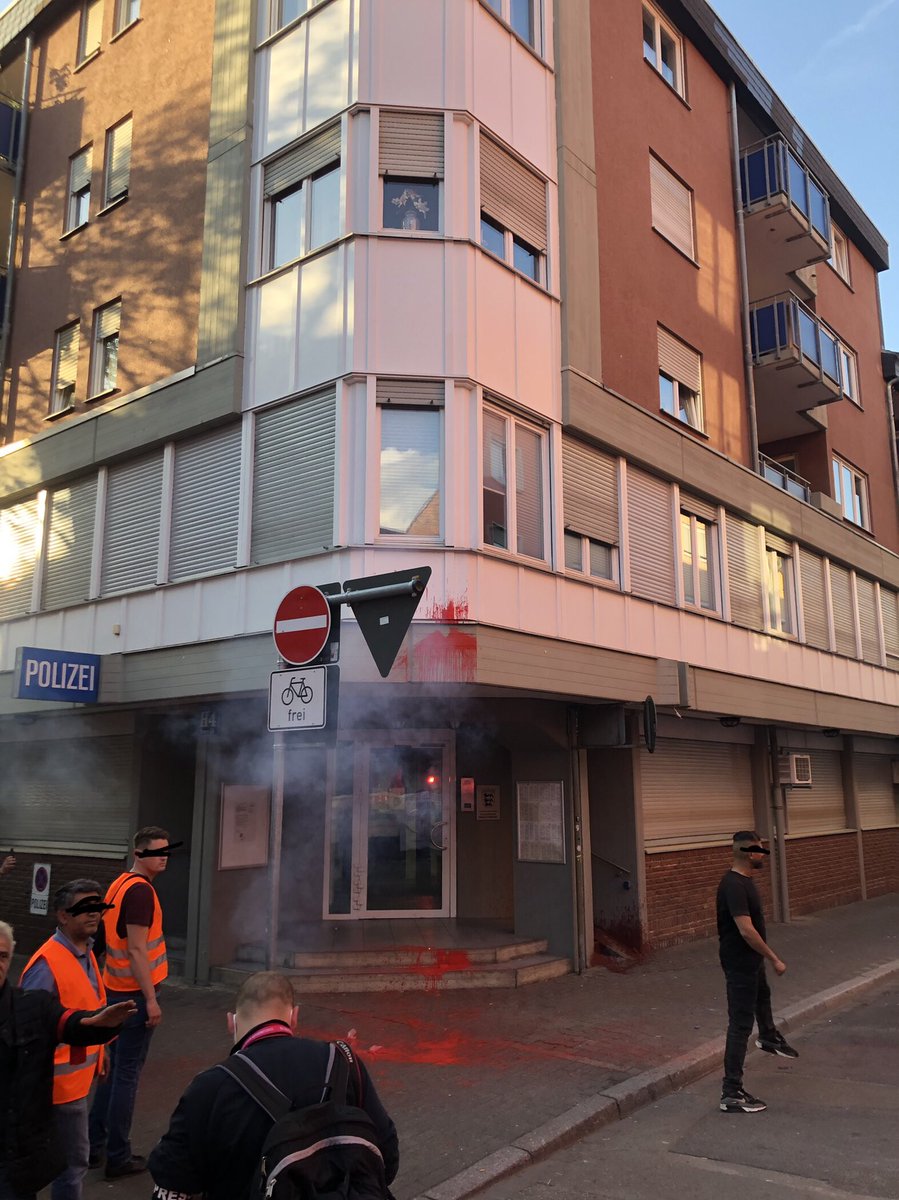 iLfrankfurt's tweet photo. Auf der wütenden Demo in #Mannheim fordern wir lückenlose Aufklärung, ein Ende der #Polizeigewalt und die Abschaffung der #Polizei! 
#KeinEinzelfall https://t.co/9BOlUEeKPx