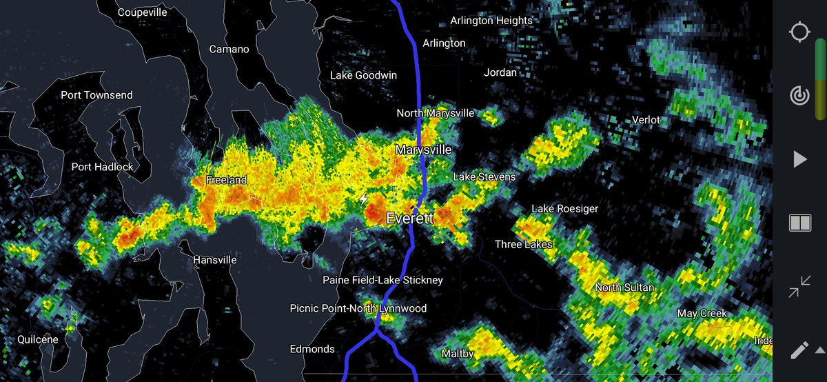 SnoCo_Scanner's tweet photo. Heads up North Everett, Marysville and to the East. The #convergencezone is putting on a robust show right now. #lightning #thunder #wawx https://t.co/UECbzqTi3h