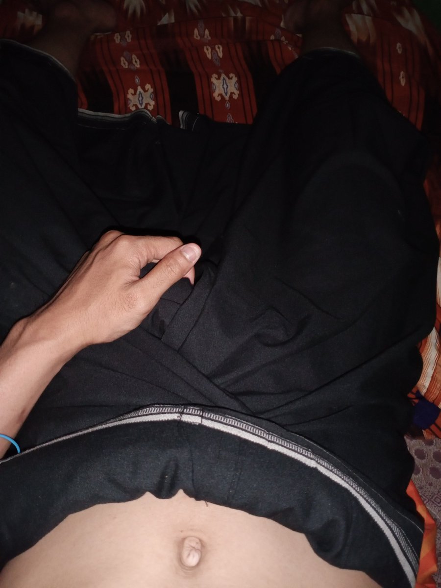 Fik67106756's tweet photo. ada yg sama kaya aku gak klo pulang kerja malem trus abis mandi pake sarung doangg https://t.co/EYeqQfF4TH