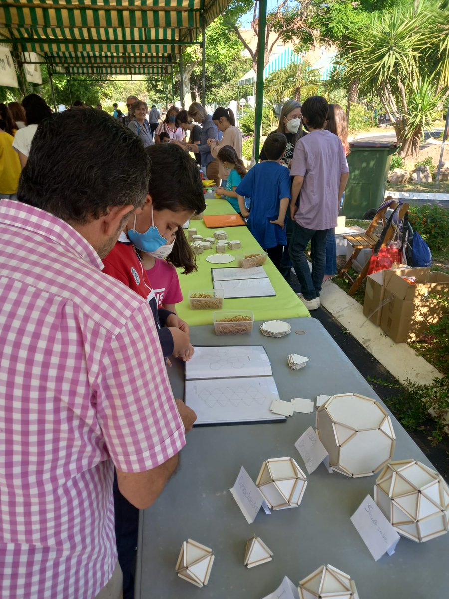 ThalesCordoba's tweet photo. Hoy se ha celebrado una nueva edición de Matemáticas en la Calle en Córdoba.Una bonita fiesta matemática en la que disfrutan todas las personas sin importar la edad.Enhorabuena al profesorado que con tanta ilusión lo ha hecho posible una vez más.Gracias al Ayuntamiento de Córdoba https://t.co/4ecdCod4KZ