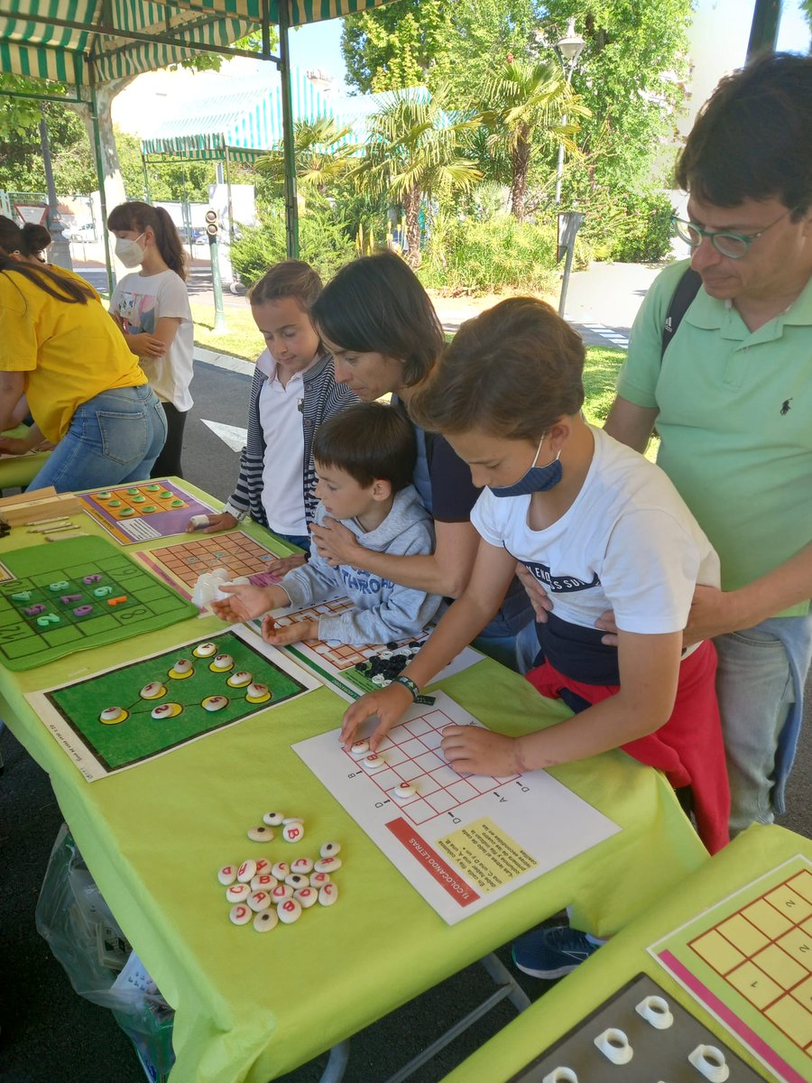 ThalesCordoba's tweet photo. Hoy se ha celebrado una nueva edición de Matemáticas en la Calle en Córdoba.Una bonita fiesta matemática en la que disfrutan todas las personas sin importar la edad.Enhorabuena al profesorado que con tanta ilusión lo ha hecho posible una vez más.Gracias al Ayuntamiento de Córdoba https://t.co/4ecdCod4KZ