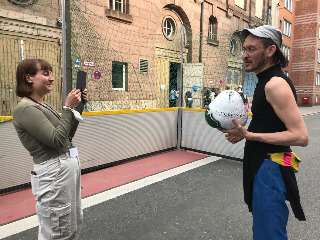 mfk_nuernberg's tweet image. Aktionskünstler Mario Sinnhofer ist mit den Global Player #Matchballs  im #k3e bis 22 Uhr zu Gast, die unrunden #fairtrade Bälle wollen phantasievoll gekickt sein.  @AB_Hornung @NuernbergKultur @DBMuseum @StaatstheaterN @FussballKiebitz