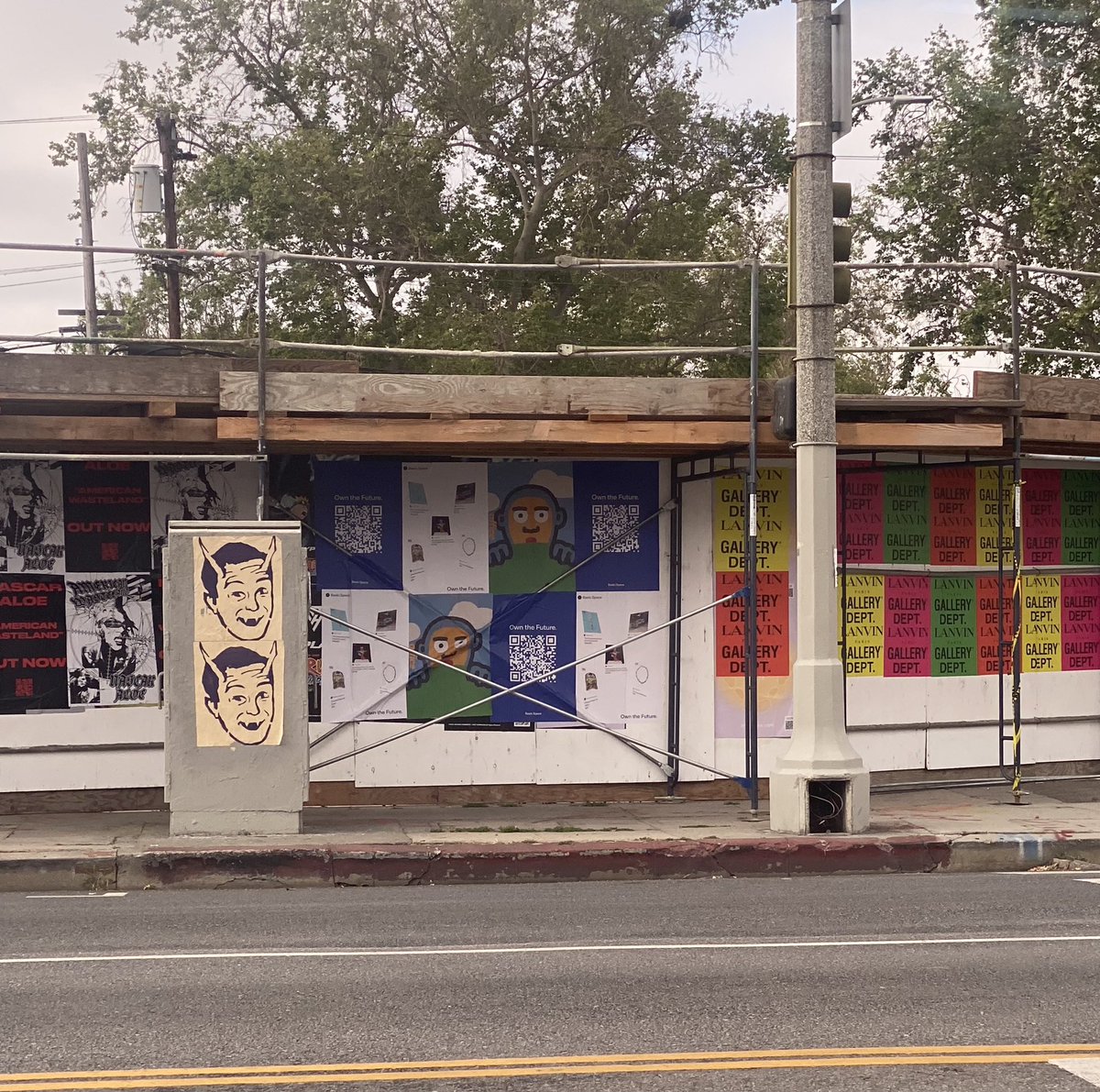 Wire154Crypto's tweet photo. Love seeing some Creatures @creatureNFT @dannycoleee hanging out on Beverly Blvd so close to home. #creaturenft https://t.co/w6PA0QG7Db
