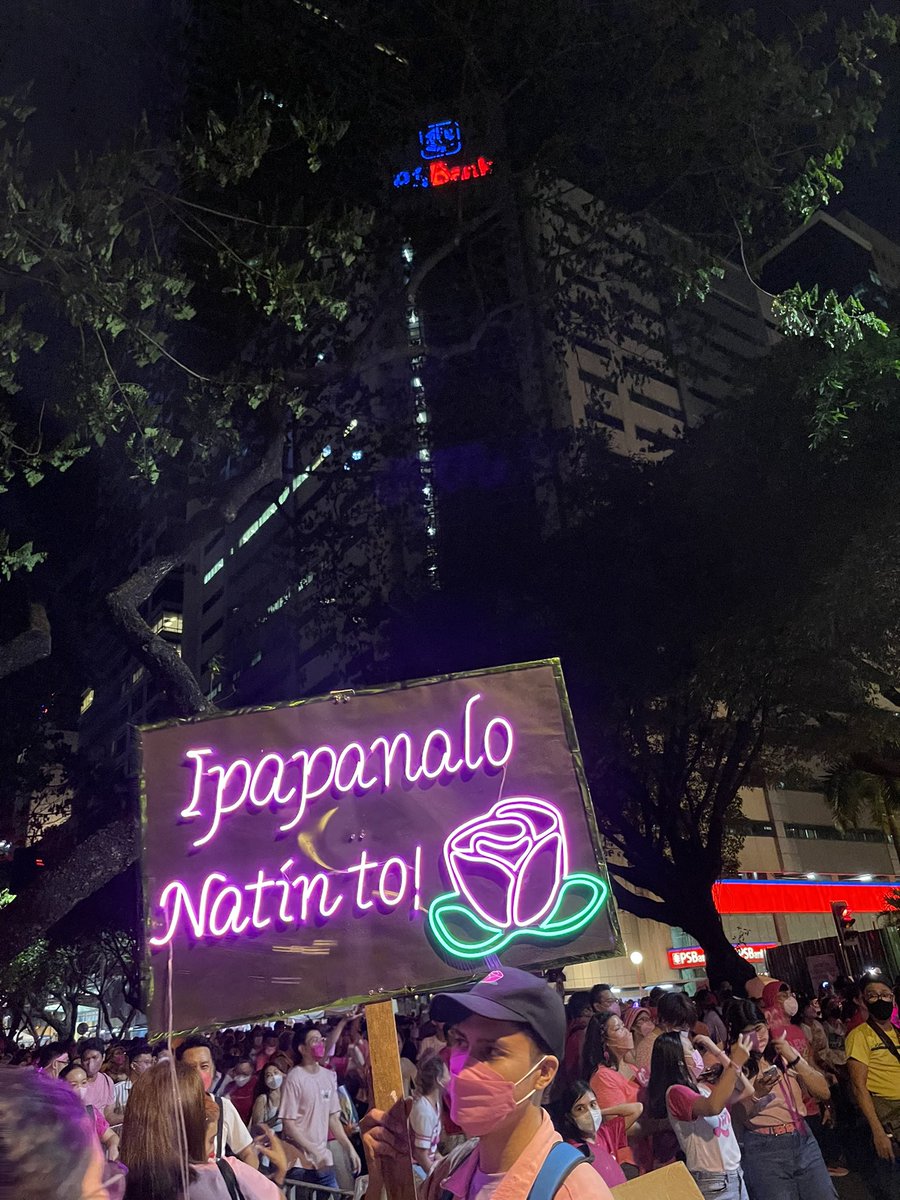 vangemercader's tweet photo. #MakatiIsPink https://t.co/QNw2BgAcBg