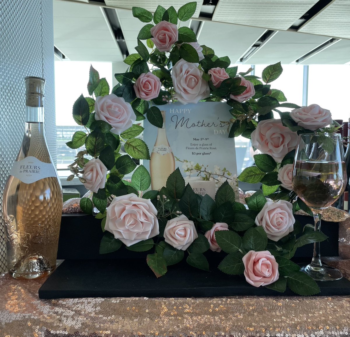 LAX United Club celebrating Mother’s Day💕💐. Come visit and enjoy a glass of Fleurs de Prairie Rose🍷@bythebeach05 @GrewalMandee @KevinMortimer29 @mfraser246 @mcgrath_jonna @GlennDa88135935 @Pameladj13 @HectorAraujoUA @LoriW1085