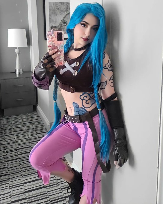 1 or 2? I'm here at Jinx at be my secret &amp; gearhead society's anime con! Come say hi to me 💙 https://t<a href="/tag/makima"class="tags"><span>#makima</span></a>