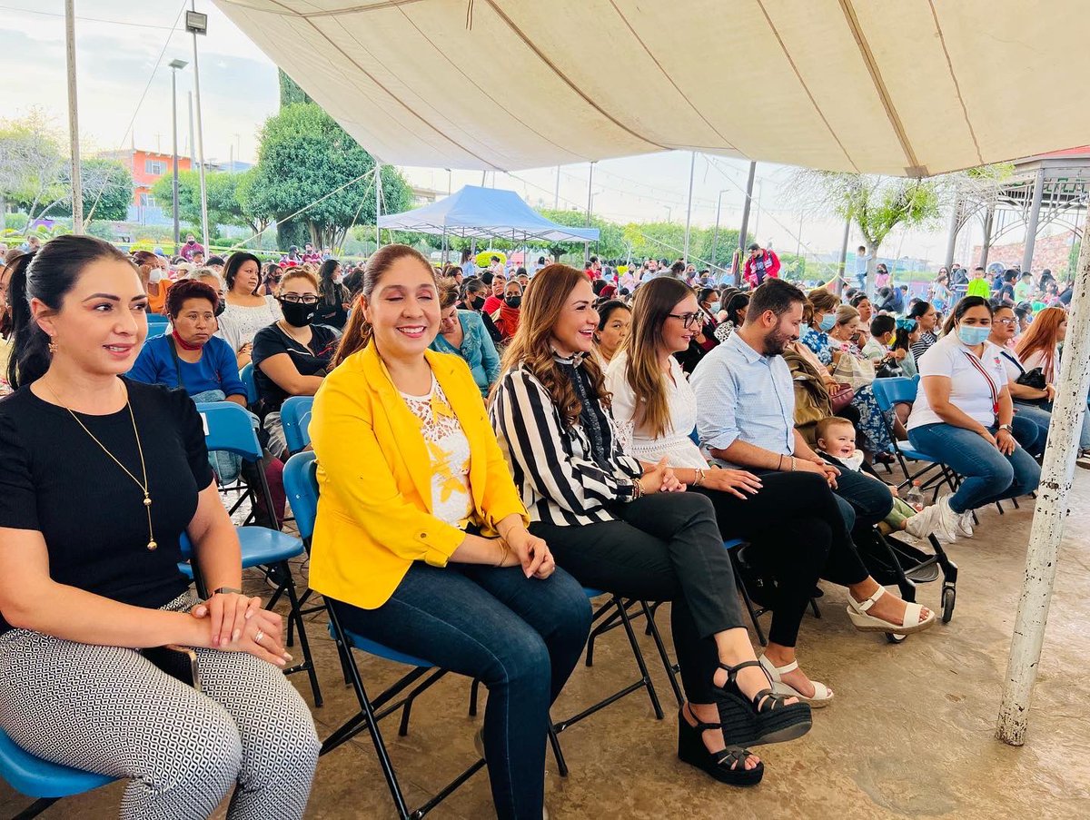 SoniaRocha1qro's tweet photo. Gracias a la Presidenta Municipal de Ezequiel Montes la Lic. Lupita Pérez Montes y a la LG. Lupita Velázques Montes Presidenta del Patronato del DIF Municipal, por la invitación al festejo del día 10 de Mayo, fue una tarde llena de sonrisas. #decorazoncontigo 💙 #CercanaYDeTuLado https://t.co/wHuzGbYdyY