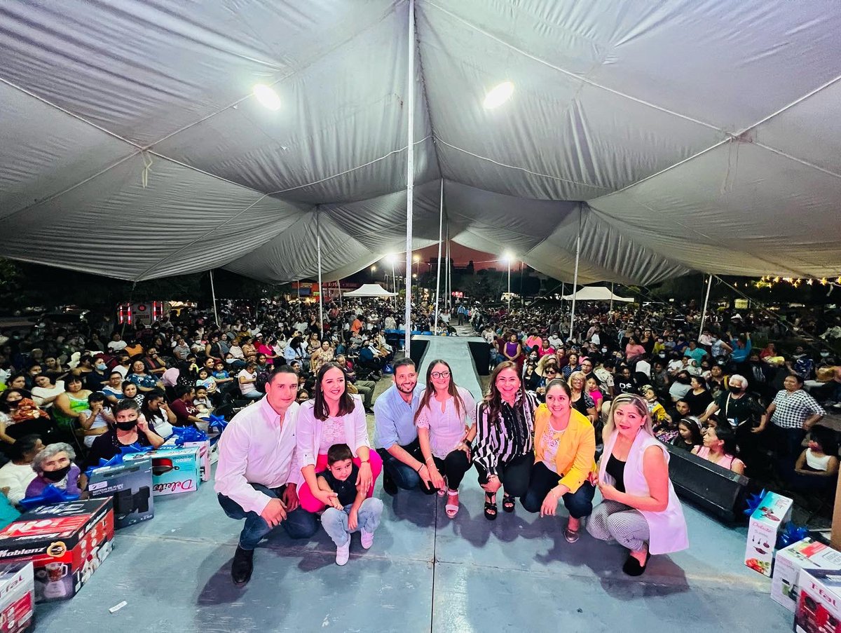 SoniaRocha1qro's tweet photo. Gracias a la Presidenta Municipal de Ezequiel Montes la Lic. Lupita Pérez Montes y a la LG. Lupita Velázques Montes Presidenta del Patronato del DIF Municipal, por la invitación al festejo del día 10 de Mayo, fue una tarde llena de sonrisas. #decorazoncontigo 💙 #CercanaYDeTuLado https://t.co/wHuzGbYdyY