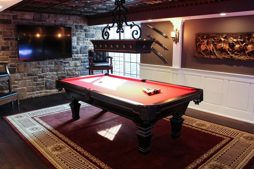 Elite_Trimworks's tweet image. Wainscoting is such a classic look that spans through the ages. Not as old as columns but still up there. It's really highlighted in this room. What do you think? Love it? Hate it? Let us know below! 

#wainscoting #raisedpanel #interior #gameroom #inter… instagr.am/p/CdQ8zdXsFXn/