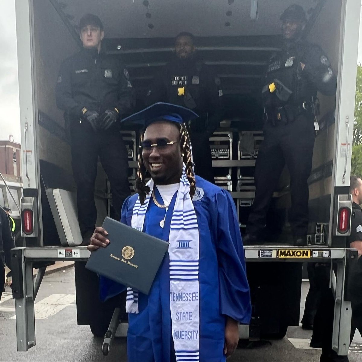 RunDat6's tweet image. I know everybody's asking the question, they wanted 2 know "I know he's going to wild out, I know he's going to do something crazy"
Everybody wanted to know what I would do if I didn't graduate.

Guess we’ll never kno 📦