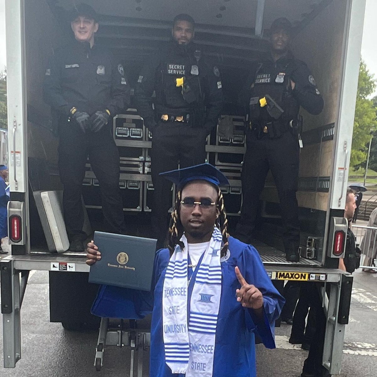 RunDat6's tweet image. I know everybody's asking the question, they wanted 2 know "I know he's going to wild out, I know he's going to do something crazy"
Everybody wanted to know what I would do if I didn't graduate.

Guess we’ll never kno 📦