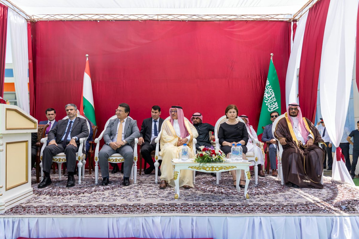 KSAembassyTJ's tweet photo. حضر سعادة السفير وليد بن عبدالرحمن الرشيدان صباح اليوم في مدينة كولاب حفل تدشين العيادات الطبية المتنقلة المقدمة من الملك عبدالله بن عبدالعزيز رحمه الله لشعب #طاجيكستان ضمن برنامج #فاعل_خير الممول من مؤسسة الملك عبدالله الإنسانية بالتعاون مع البنك الإسلامي للتنمية، بحضور https://t.co/AcP0MdZKuO