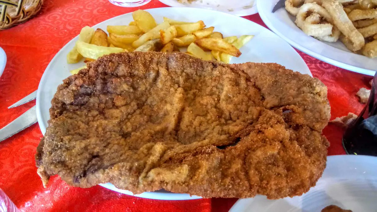elmundotoday's tweet photo. Nutricionistas descubren que el cachopo adelgaza porque el esfuerzo de comerlo quema más calorías de las que contiene: https://t.co/XTmxucmKuk https://t.co/oqctiSjCjp
