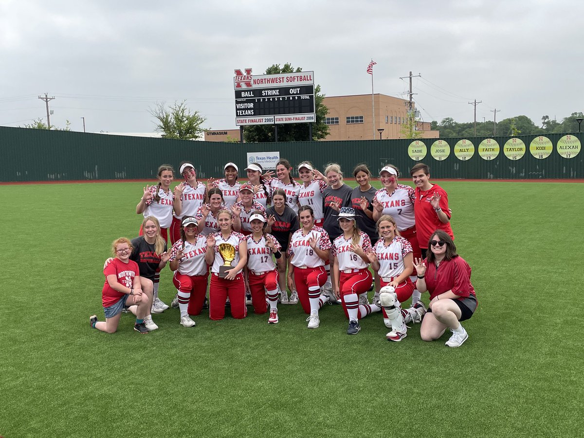 Area Champions and moving on to the Regional Quarterfinals! Congratulations <a href="/TexanSoftball/">Coach Morrow</a>