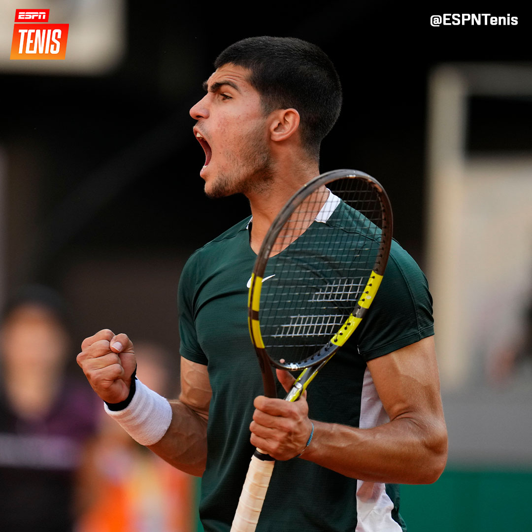 ESPNtenis's tweet photo. ¡CARLITOS LO HIZO DE NUEVO! 😱👊

Épica victoria de Alcaraz 6-7, (5), 7-5 y 7-6 (5) ante Djokovic para aterrizar en la final del M1000 de #Madrid. Sólo Zverev o Tsitsipas pueden quitarle el título. 🔥

🤔 ¿Podrá gritar campeón? https://t.co/bWlKgEfITJ