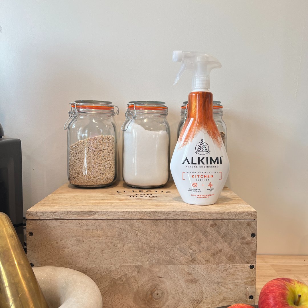 Alkimi_uk's tweet photo. Cooking and cleaning go hand in hand. So it only makes sense that the ALKIMI Kitchen Cleaner is one of our most loved and used pantry items.

#NatureEngineered #NaturalCleaning #CleaningHacks #NaturalClean #Nature #EcoCleaner #Sustainable #Hinching #QueenOfClean #HinchHaul https://t.co/AhSmglM9jJ
