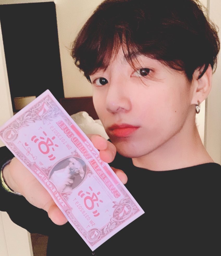 aritanhours's tweet photo. three years ago arikook met at "sweetener tour"! ☁️ https://t.co/KmLkVdi9jw
