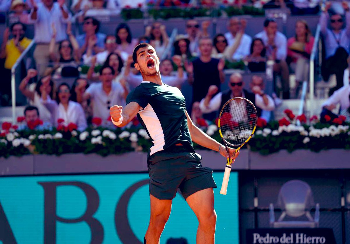 fermurciego's tweet photo. ESTÁ COMO UNA CABRA

Carlos Alcaraz remonta ante Djokovic (6-7, 7-5, 7-6) y es FINALISTA del @MutuaMadridOpen . Batalla de 3h36min ante el N°1 del mundo, pero nadie puede parar a esta bicharraco. https://t.co/E9xUcsmtpG
