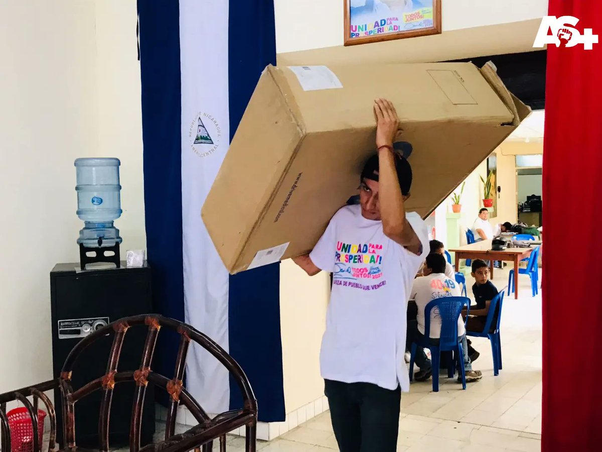 1/2 #Fotos📸| Promotores Solidarios se encargan de distribuir 50 sillas de ruedas a personas con discapacidad, como restitución de derechos a los protagonistas del departamento de #Granada. 🇳🇮✊🏻🔴⚫👩‍🦽

#Nicaragua 
#VictoriasDeLaPaz