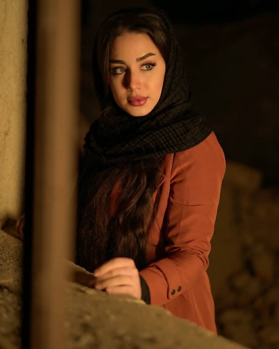 بعدنه مناطرين الرد
الهسه عيونه والحنه عل بيبان
والصوره بعدها بلا شريط اسود