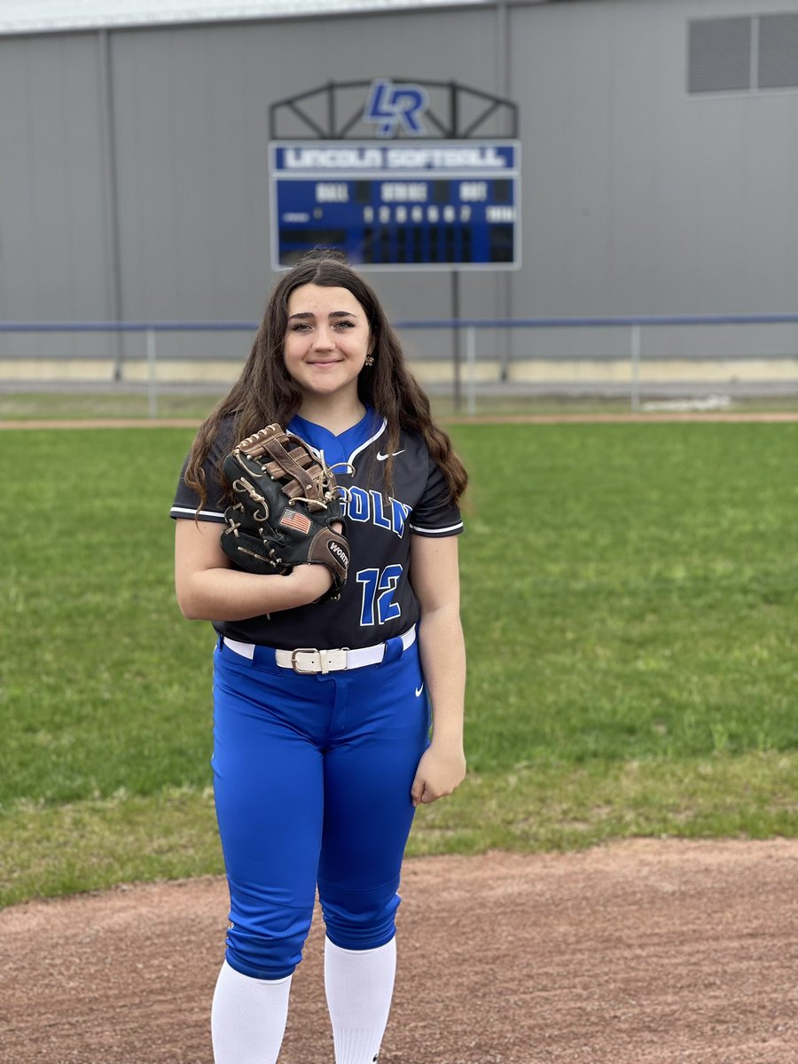 LincolnSball's tweet photo. SPLITTER SCORE UPDATE 🔵🥎⚪️
Varsity Final at the Whiteford Invitational:
Lincoln - 13
Clay - 3
Offense was led by Freshman OF/P Savanna Kane’s GRAND SLAM. Winning pitcher was Freshman Alyssa Strickland, who pitched 3 scoreless innings #SplitterSoftball #WhyNotUs https://t.co/oe8GLm9j5R