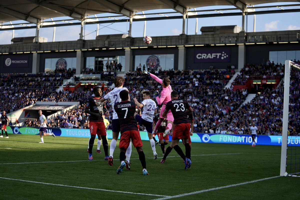 🔥 Lucas Dias et le <a href="/nimesolympique/">🐊 Nîmes Olympique</a> se montrent pour le moment solides au Stadium ! 

#TFCNO (0-1)