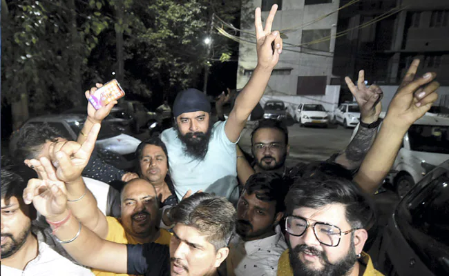 ndtv's tweet photo. After Arrest Warrant, Court Allows Night Hearing Of BJP's Tajinder Bagga's Plea https://t.co/kQAAPAqHGJ https://t.co/YaTjeEmFqC