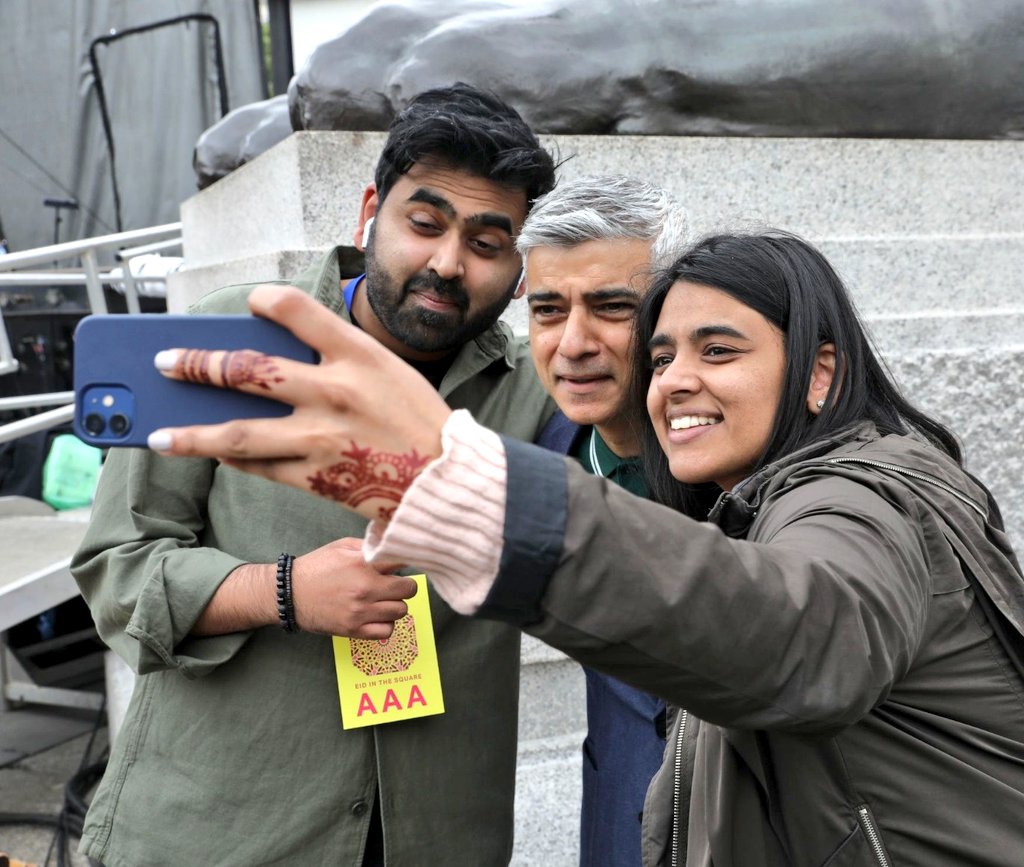 SadiqKhan's tweet photo. What a wonderful way to mark the end of Ramadan ​☪️ 

Great to join thousands of Londoners of all faiths and backgrounds to celebrate Eid in Trafalgar Square.

Eid Mubarak to you all! #LoveLondon ❤ https://t.co/vscZi3kl9J