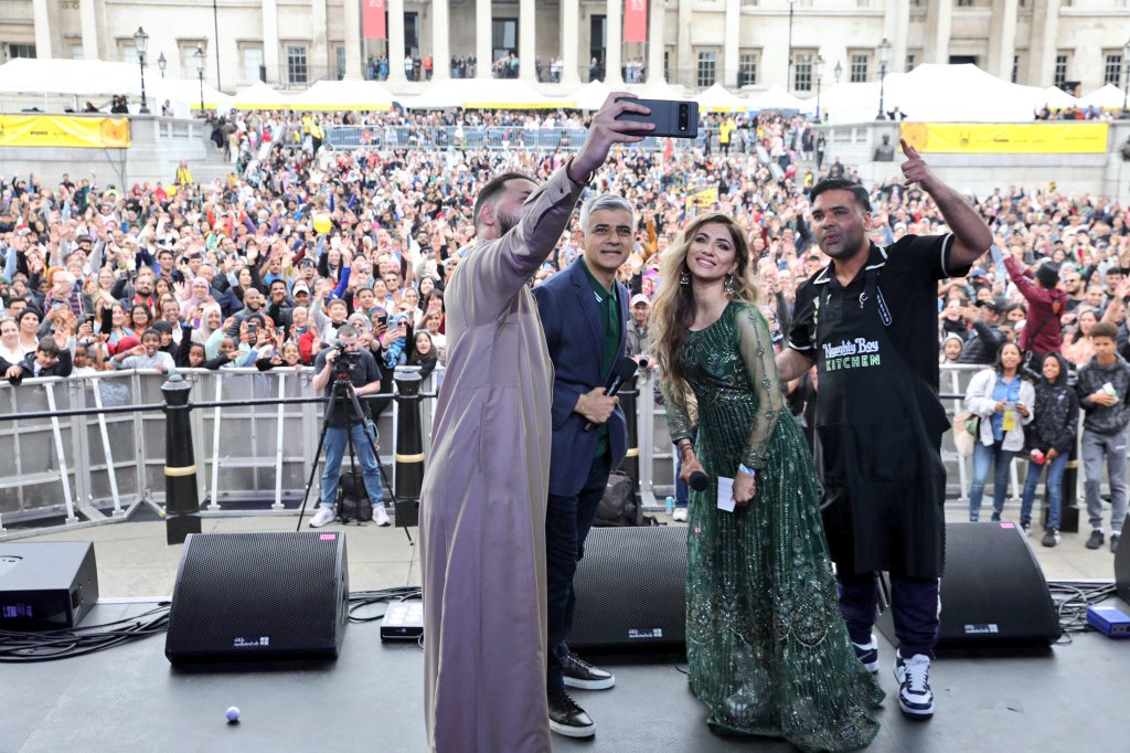 SadiqKhan's tweet photo. What a wonderful way to mark the end of Ramadan ​☪️ 

Great to join thousands of Londoners of all faiths and backgrounds to celebrate Eid in Trafalgar Square.

Eid Mubarak to you all! #LoveLondon ❤ https://t.co/vscZi3kl9J