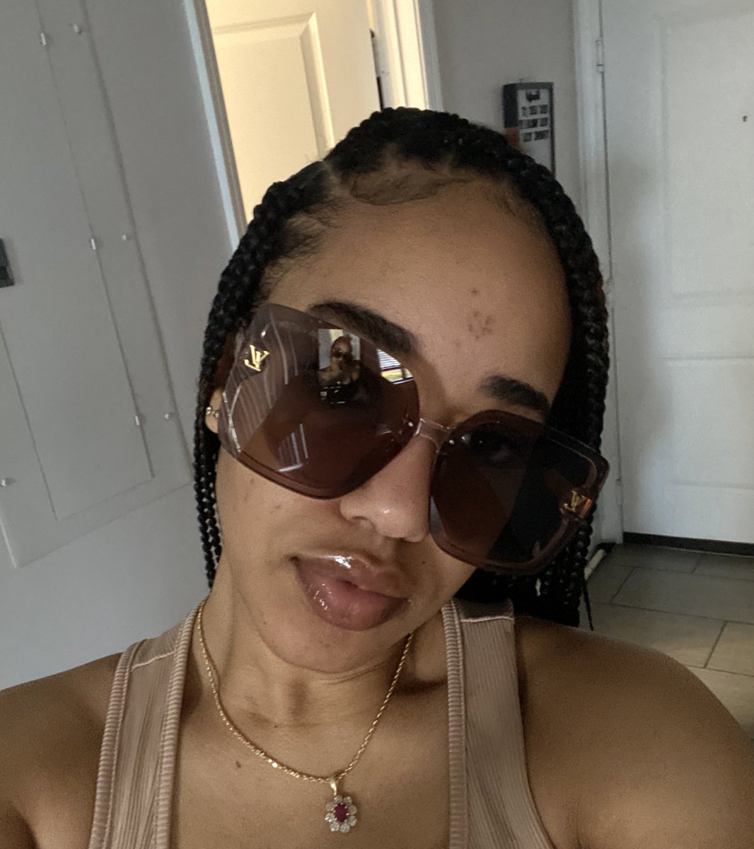 taking selfies wearing LV 🦂