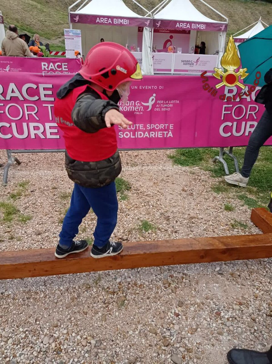 #Vigilidelfuoco in campo per sostenere l’evento “Roma-Race for the Cure” per la raccolta fondi a favore della lotta contro i tumori del seno.
Tra le iniziative al Circo Massimo l’allestimento di "Pompieropoli" con giochi per i più piccoli #7maggio #raceforthecure <a href="/komenitalia/">Komen Italia</a>
