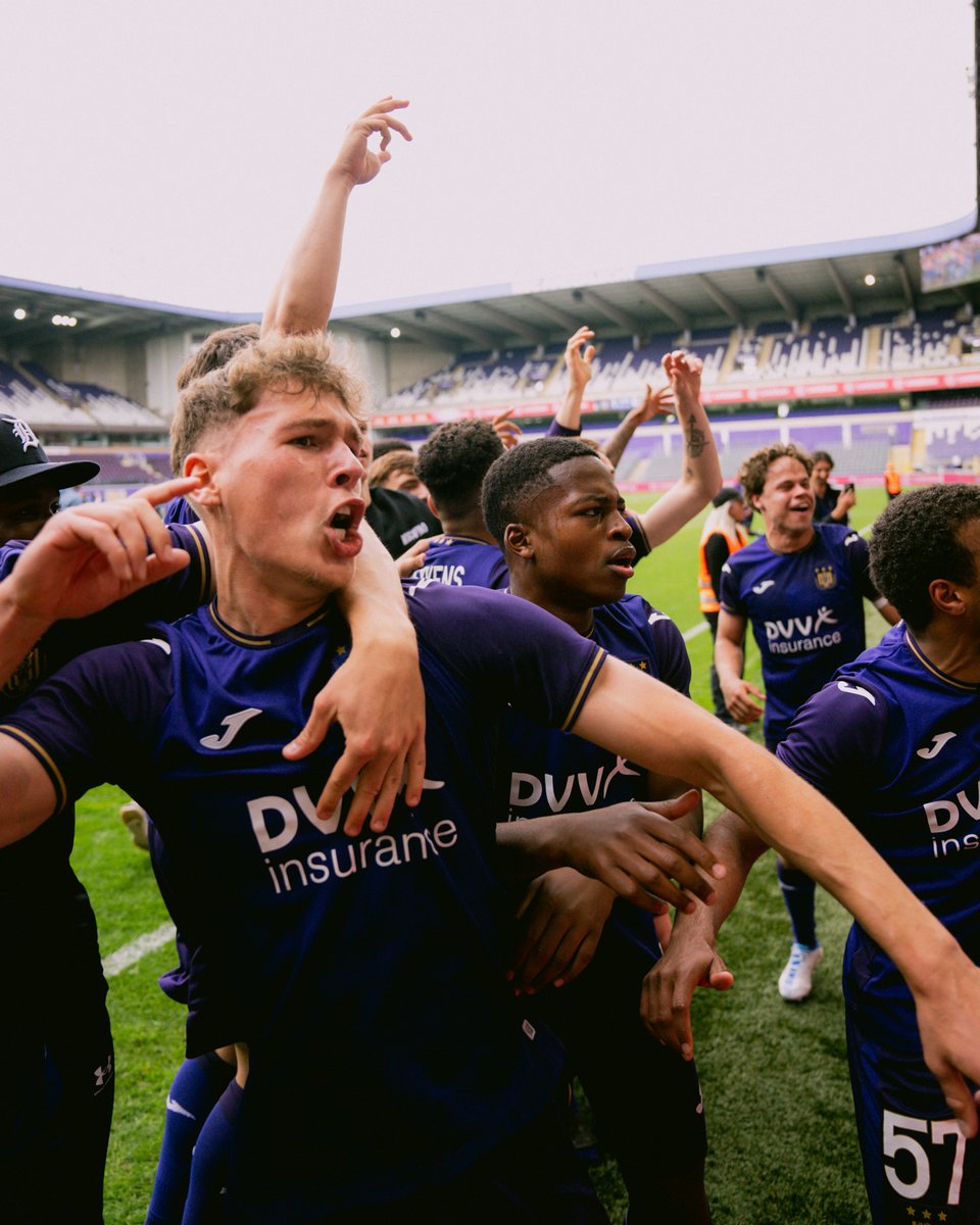 rscanderlecht's tweet photo. Neerpede doing us proud. 🏆🟣⚪️ https://t.co/vkKaUiDHa2