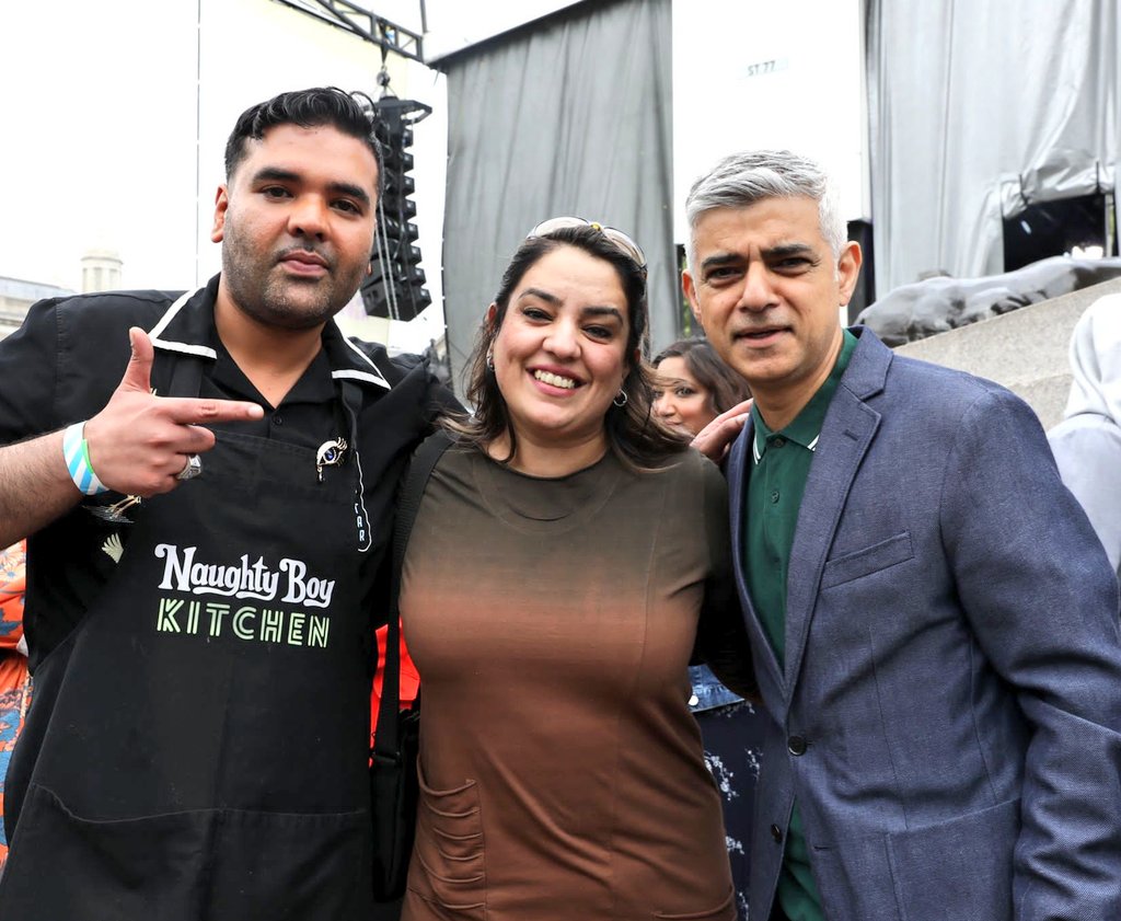 SadiqKhan's tweet photo. What a wonderful way to mark the end of Ramadan ​☪️ 

Great to join thousands of Londoners of all faiths and backgrounds to celebrate Eid in Trafalgar Square.

Eid Mubarak to you all! #LoveLondon ❤ https://t.co/vscZi3kl9J