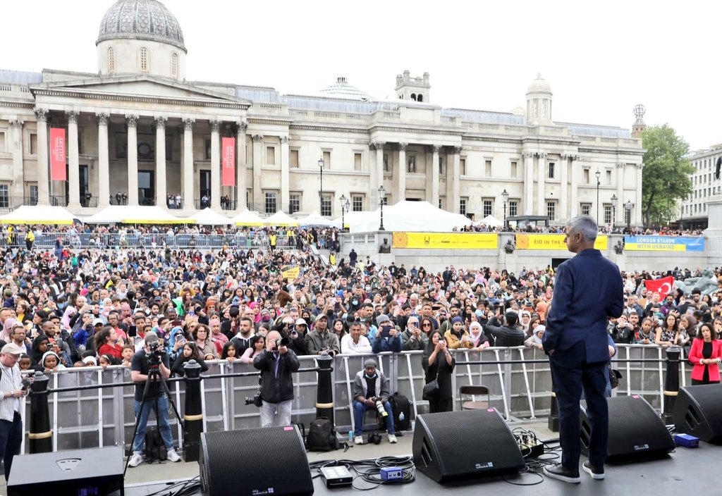 SadiqKhan's tweet photo. What a wonderful way to mark the end of Ramadan ​☪️ 

Great to join thousands of Londoners of all faiths and backgrounds to celebrate Eid in Trafalgar Square.

Eid Mubarak to you all! #LoveLondon ❤ https://t.co/vscZi3kl9J