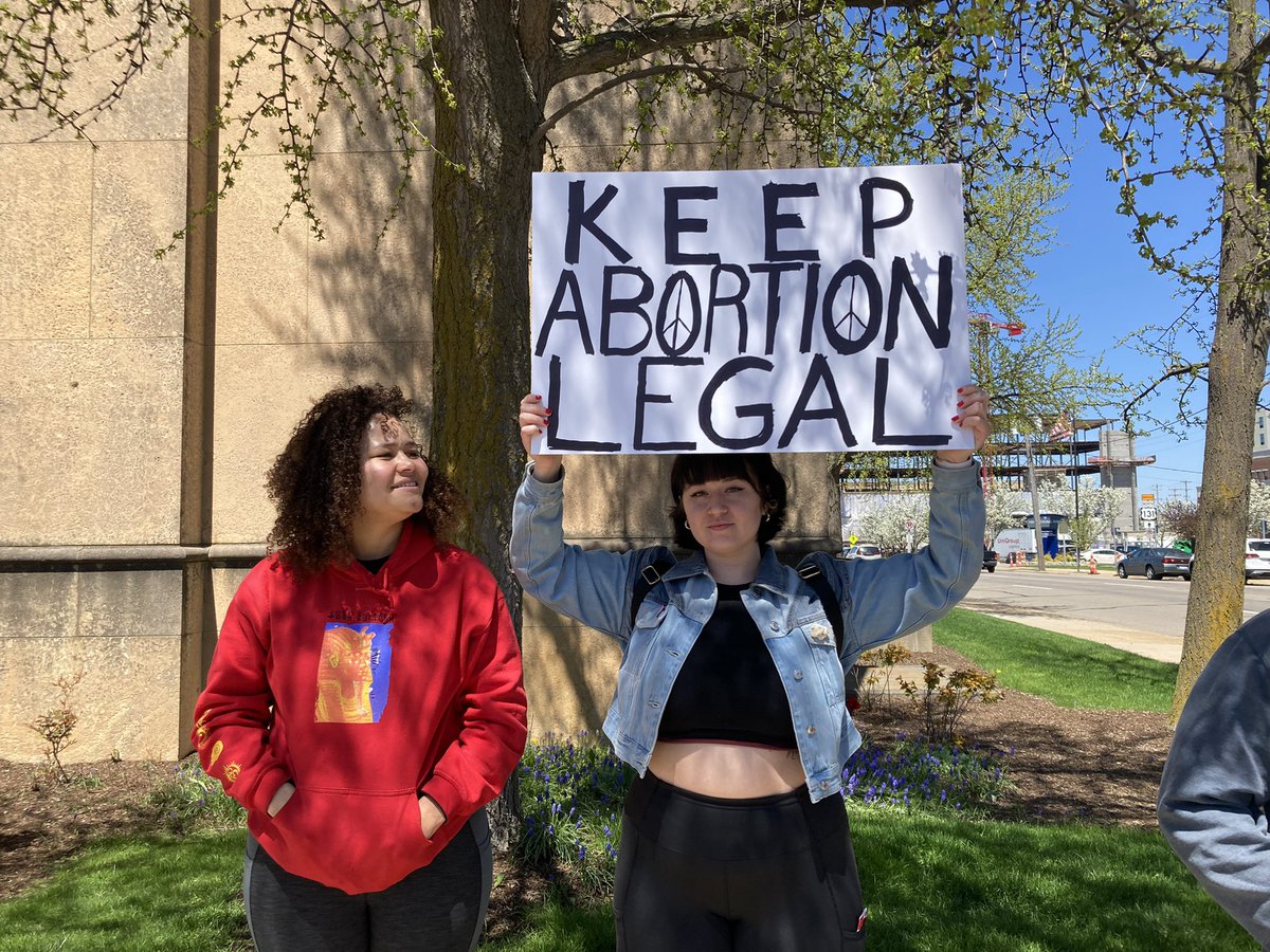 mariaserranotv's tweet photo. RIGHT NOW: More than 60 people are gathering outside the federal building in Kalamazoo- to rally for abortion rights. The rally started at 1 p.m, and dozens are holding up signs now on Michigan Avenue @wwmtnews https://t.co/vQbrSzr0r7