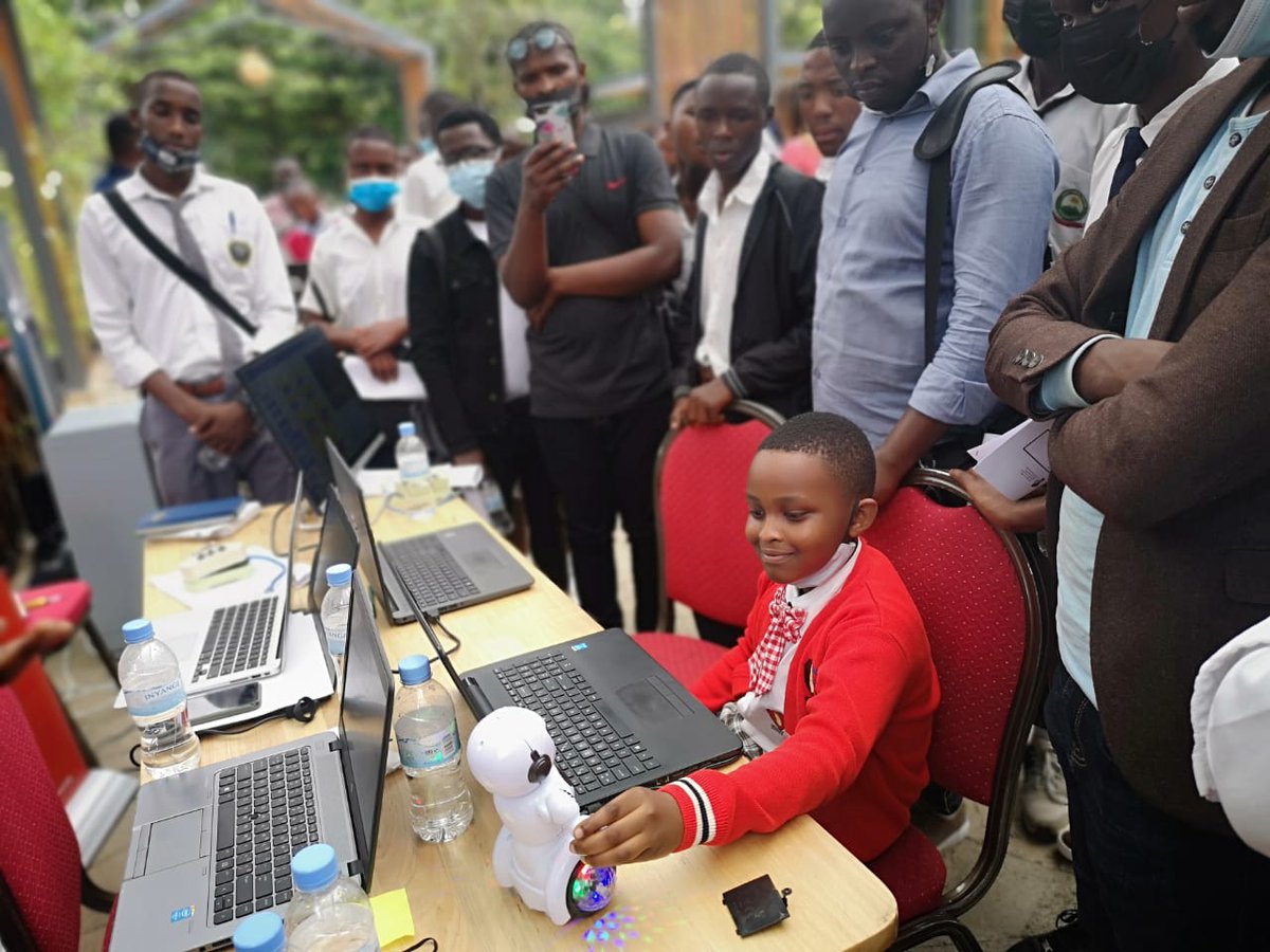 MarianneKigg's tweet image. A reminder of why I do what I do; linking young people to a world of possibilities.
Today under @VVOBrwanda #Scratchproject, teachers &amp;amp; students interact with Rwanda&apos;s Tech firms, linking coding in class to coding in the world of work.
@VVOBvzw
👉More here bit.ly/390nkuA
