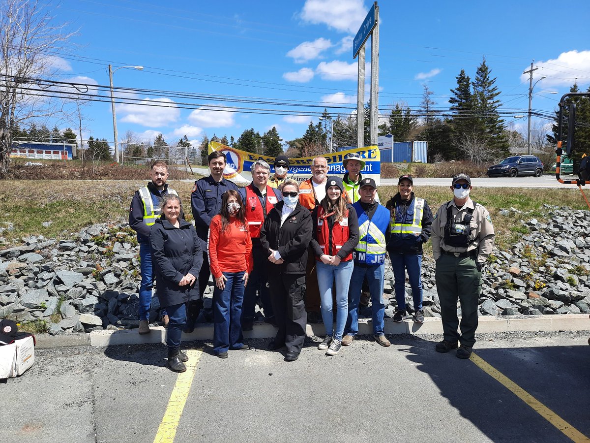 HagenMarianne's tweet photo. #EmergencyPrepardnessWeek Hanging with these lovely humans on the Eastern Shore @canredcrossns @SJA_NS_PEI @nsemo @DARTNSComms @hfxfire @salvationarmy and so many more! Thank you everyone great job today! https://t.co/y3B5cTCgv7