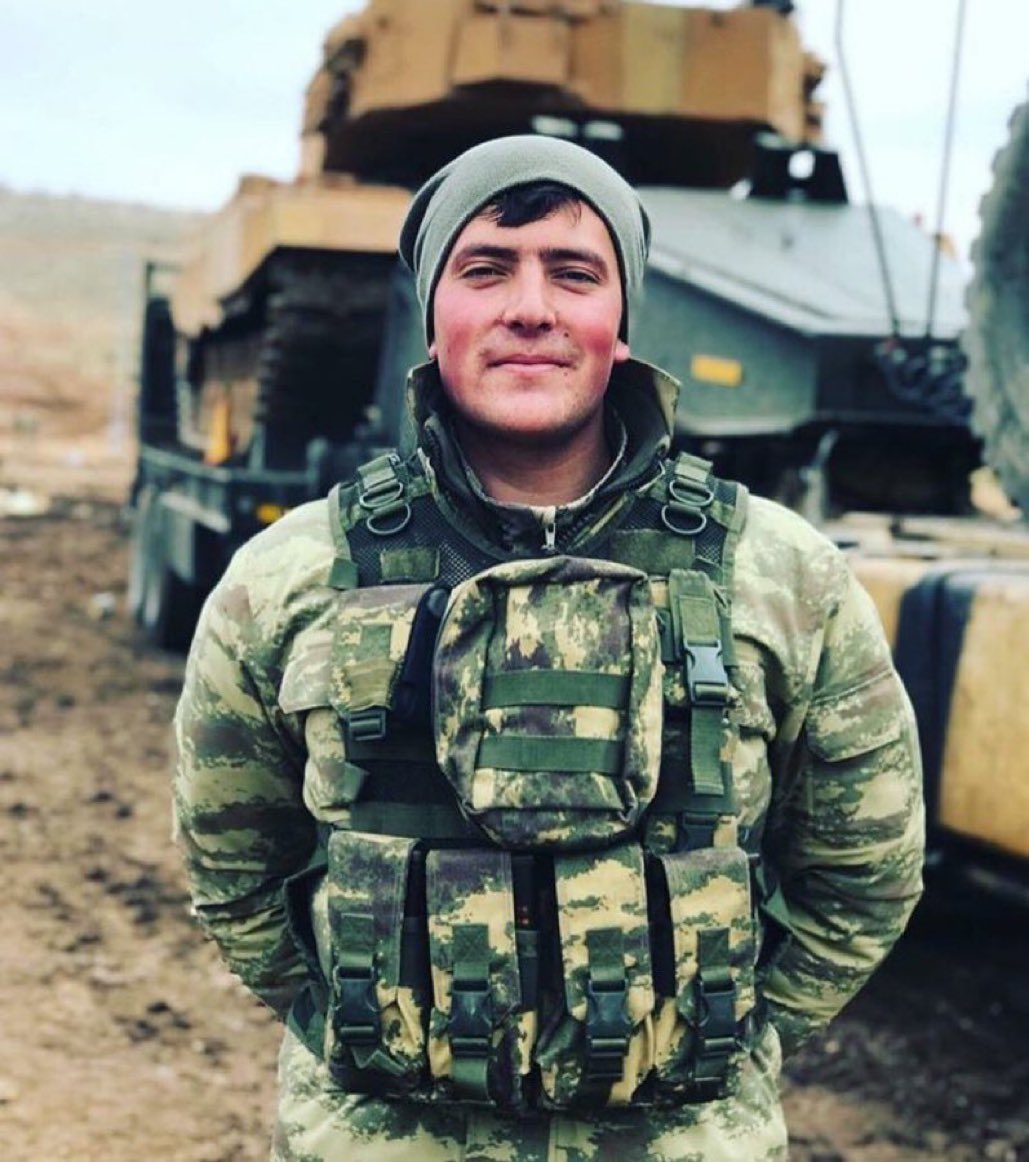 1996 doğumlu bir delikanlıydı Nurullah.

Hepimizin hafızasına elma yanakları ve acı haberiyle kazınmıştı.

Gençliğinin baharındayken Afrin’de şehit düşmüştü.

Unutulmayacaksın Şehit Nurullah Seçen..