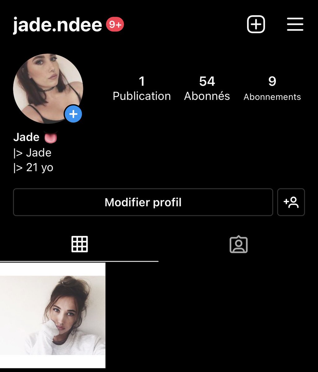 Hey, tous ceux qui RT et me Follow sur insta et Twitter auront une surprise 😘❤️