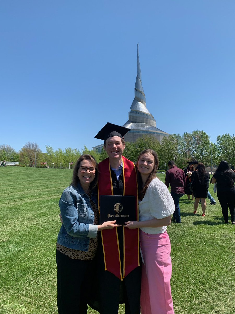 coach_spicer's tweet photo. Today was a good day! #gradszn #ProudDad https://t.co/2QmfUjZtMk