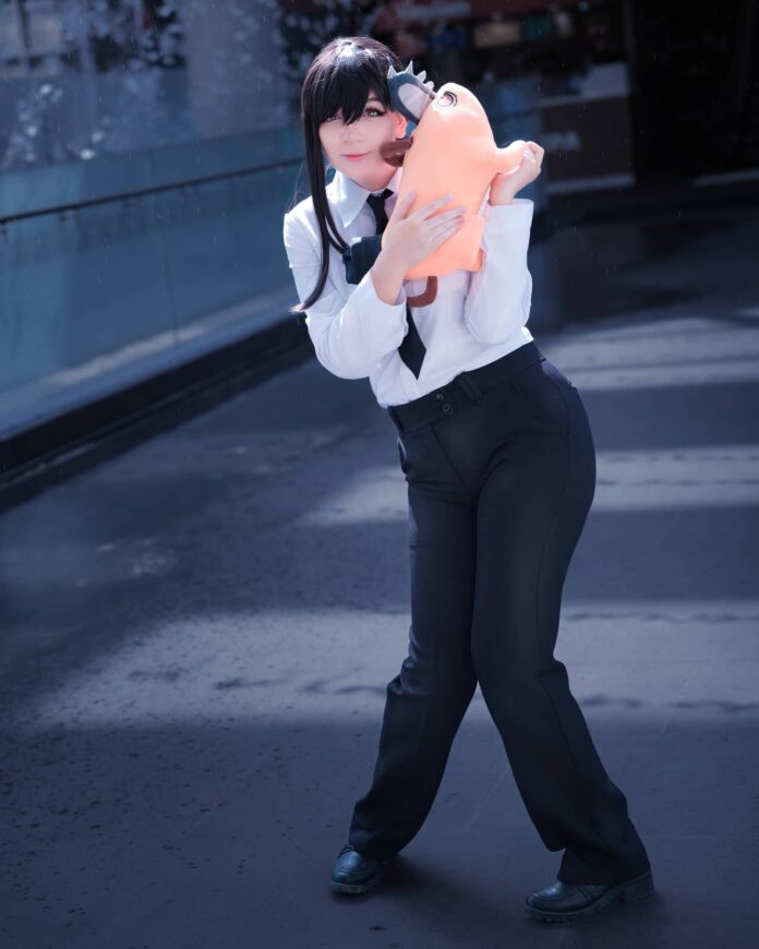 ElMundoShiro's tweet photo. Una vez más la talentosa #Cosplayer #Gingerline nos ha sorprendido con su nuevo e increíble cosplay inspirado en el personaje #Kobeni del #Manga #ChainsawMan. 
⬇️ https://t.co/a09Yqltk6u