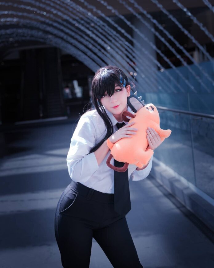 ElMundoShiro's tweet photo. Una vez más la talentosa #Cosplayer #Gingerline nos ha sorprendido con su nuevo e increíble cosplay inspirado en el personaje #Kobeni del #Manga #ChainsawMan. 
⬇️ https://t.co/a09Yqltk6u