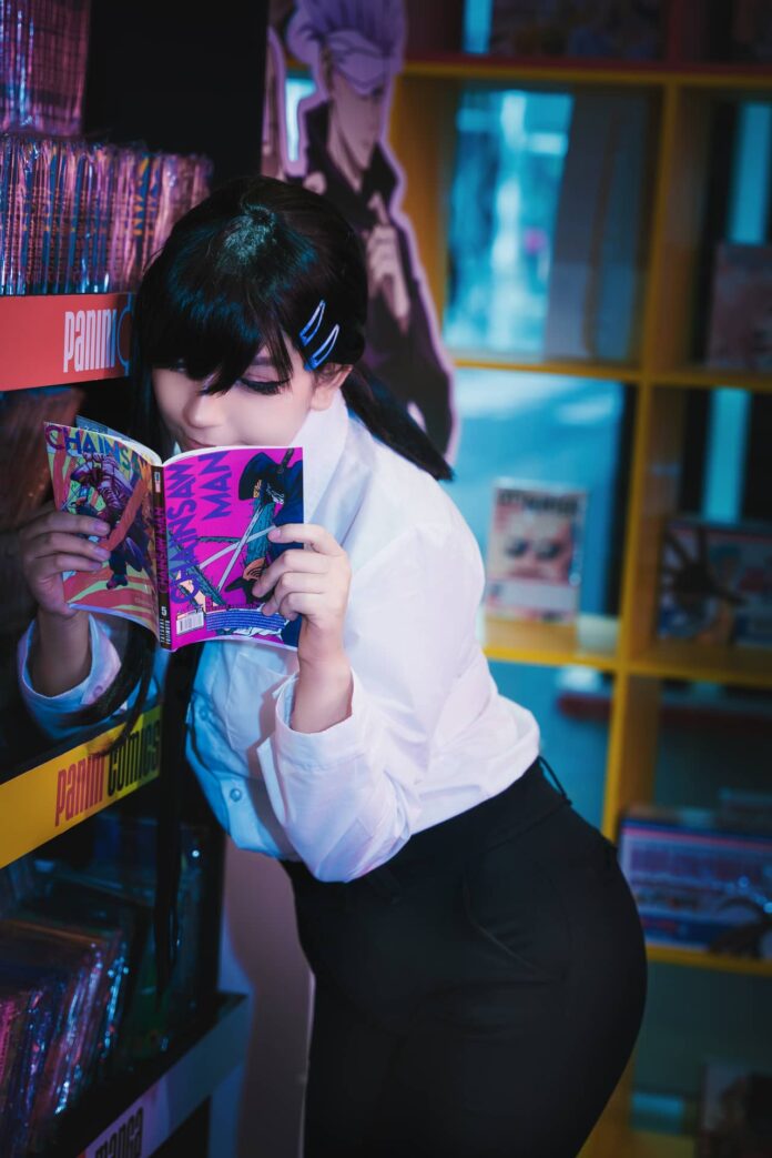 ElMundoShiro's tweet photo. Una vez más la talentosa #Cosplayer #Gingerline nos ha sorprendido con su nuevo e increíble cosplay inspirado en el personaje #Kobeni del #Manga #ChainsawMan. 
⬇️ https://t.co/a09Yqltk6u