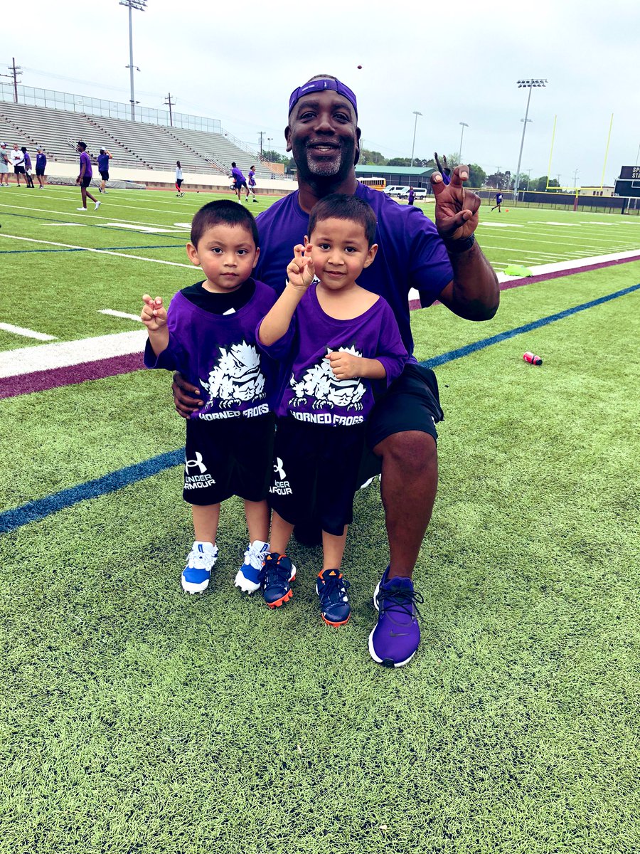 Coach_Gonzales's tweet photo. Big s/o @TCUFootball & @CoachBam16 for the hospitality & hosting their annual Youth Clinic. Over 100 kids in our DFW community came out showed case their skills & had fun. Each kid will remember this forever. Our community grew stronger today!
#FutureFrogs | #Relationships https://t.co/CV2yqG9e3q