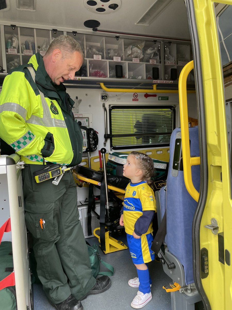 bethcrooks23's tweet photo. @YorksAmbulance  thank you to the kind paramedics for showing Aurora around the ambulance and turning the blues on! You have made her day 💙 https://t.co/KPAxyNcXth