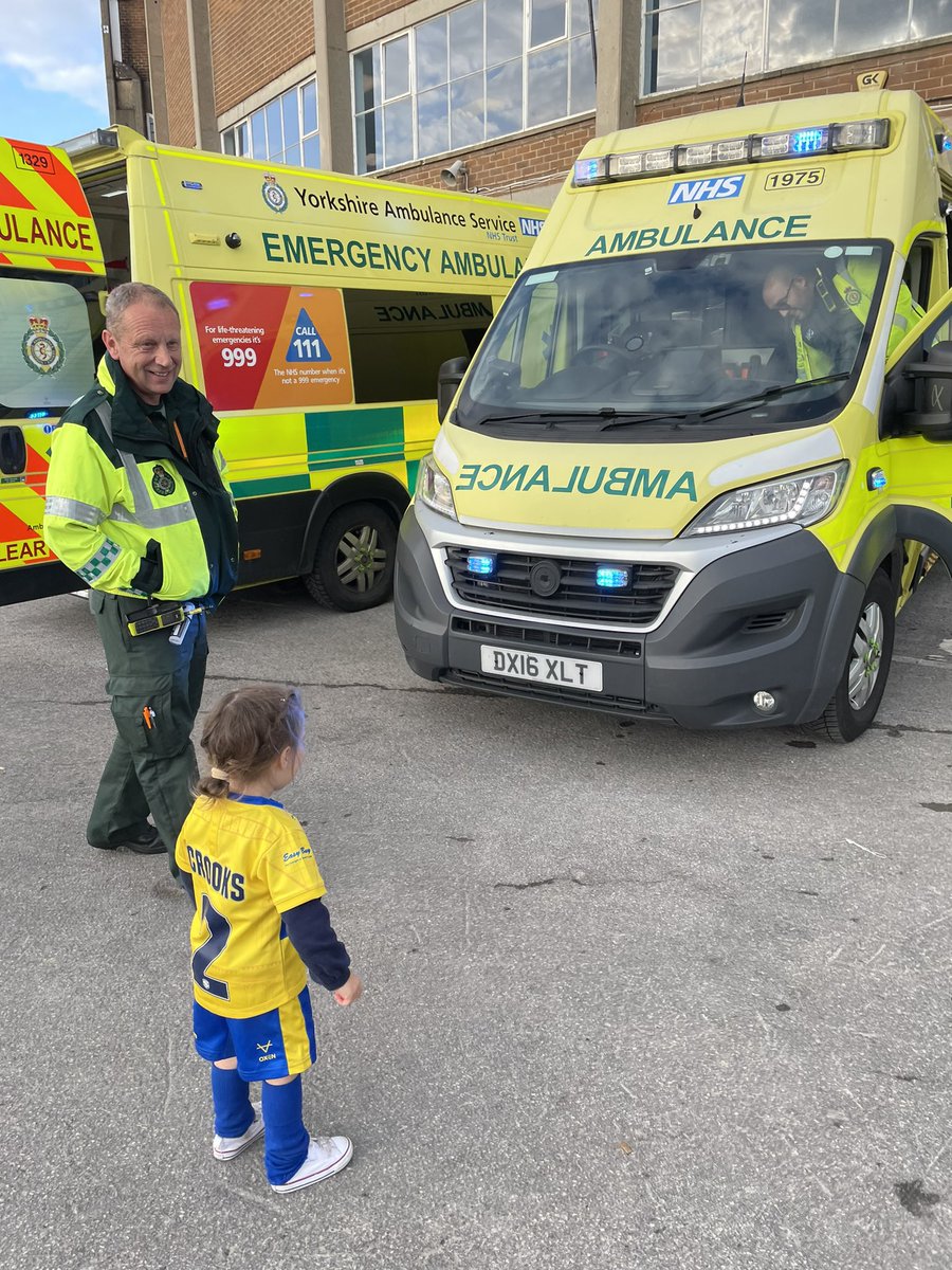 bethcrooks23's tweet photo. @YorksAmbulance  thank you to the kind paramedics for showing Aurora around the ambulance and turning the blues on! You have made her day 💙 https://t.co/KPAxyNcXth