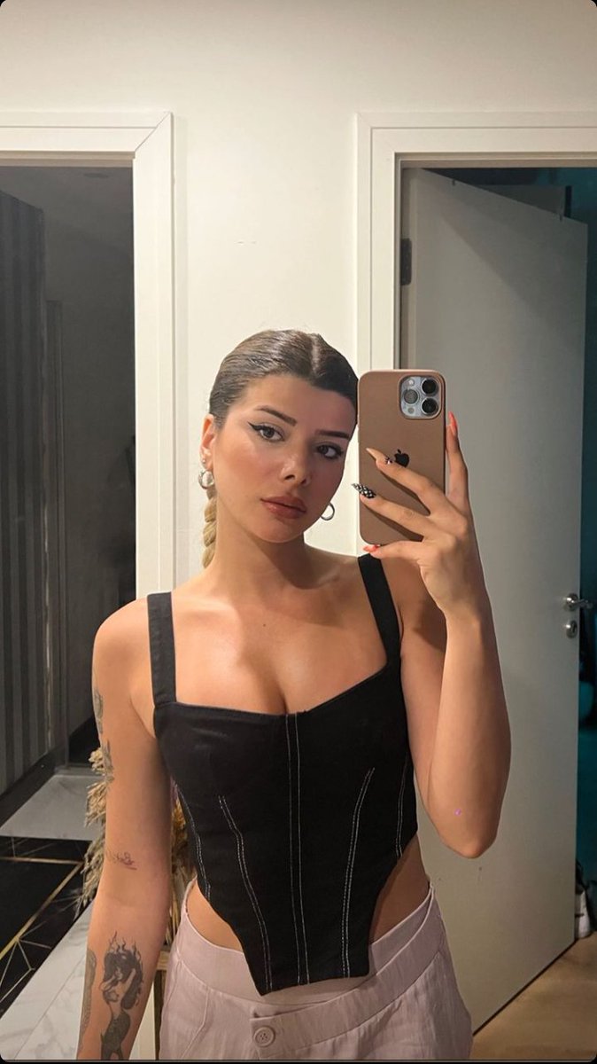 Cemresolmaz31's tweet image. Bu fotoğraf&apos;da dünyanın en Güzel 2harikasını görüyorsan beyenirmisin